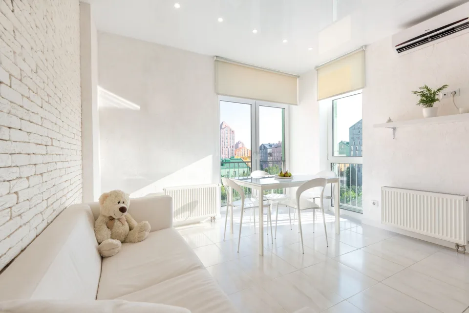 Kỹ thuật viên đang lắp đặt cho khách